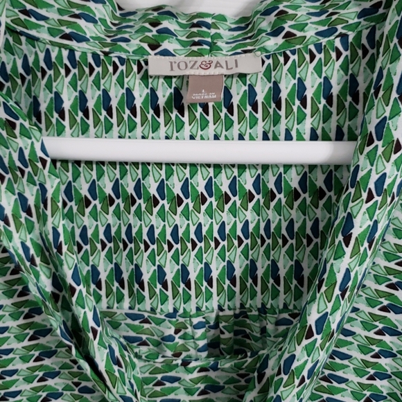 Roz & Ali Sleeveless Blouse - Picture 2 of 2